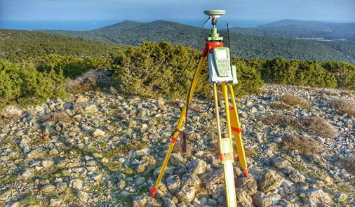 Iskolčenje je prenošenje na teren projektirane zgrade ili granice katastarske čestice, odnosno obilježavanje na terenu i stabiliziranje s potrebnom točnošću niza točaka koje označuju osi i oblik projektirane zgrade ili granice katastarske čestice.